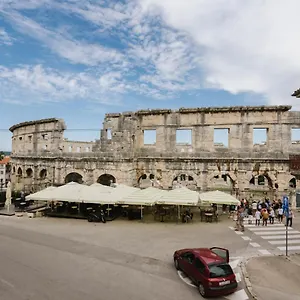Anni , Pula Kroatien